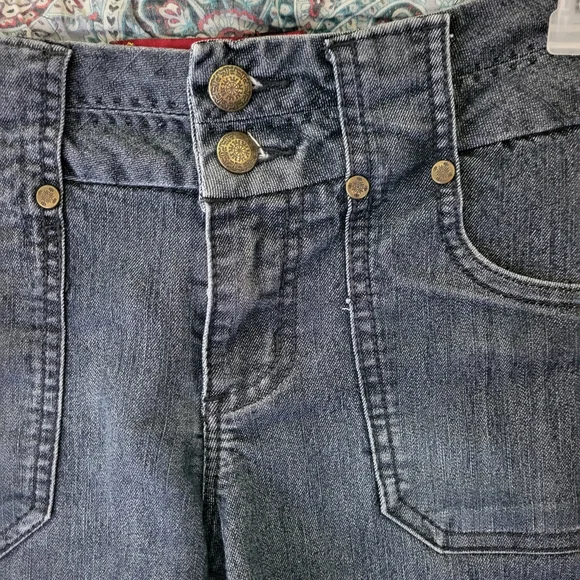 Jean shorts by One 5 One Ladies size 4 stretchy 5-pocket style - Picture 3 of 10